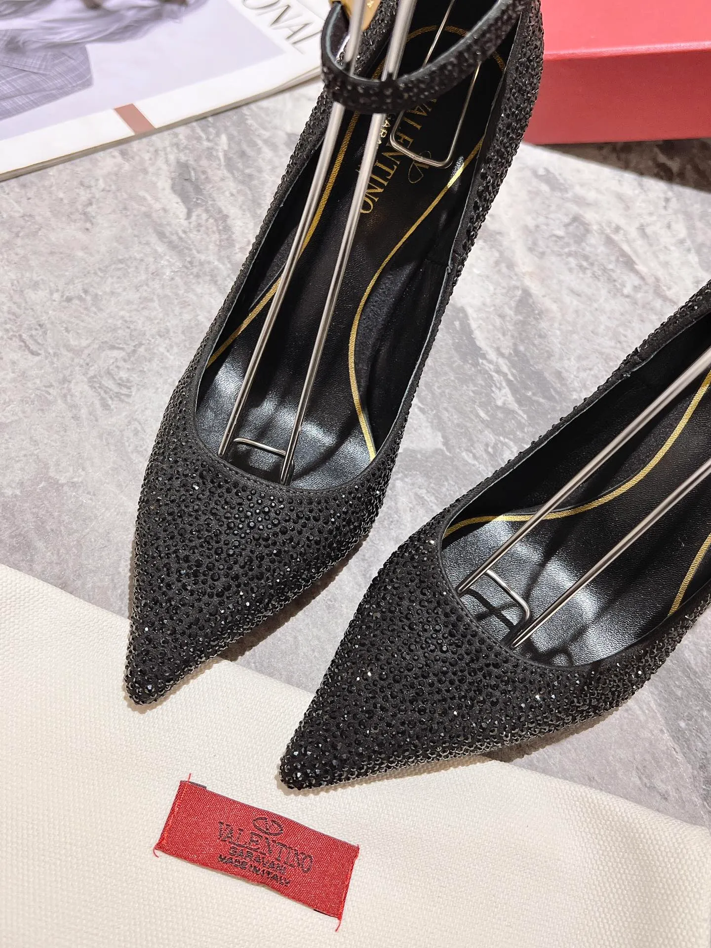 👟👟Ex-factory price 500👟👟 Genuine leather sole +40 Top version 𝑉𝐴𝐿𝐸𝑁𝑇𝐼𝑁𝑂 Valentino new spring and summer women's 6⃣️color "Czech Diamond💎" full diamond shoes The unique [V’s handcrafted diamond production] brings out a full sense of high-end, and the new season will live up to expectations! Worth buying★Absolutely high-grade❥Original method, Absolutely sensual❥Elegant style, creating a different feeling, simple and elegant style!  Code number: 35-41 (34-42 customized, non-returnable) Lining: Sheepskin lining Heel height: 10cm Leather outsole Rubber outsole